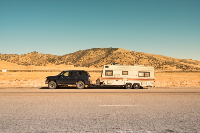 Conduire un camping-car avec un attelage : la réglementation à suivre