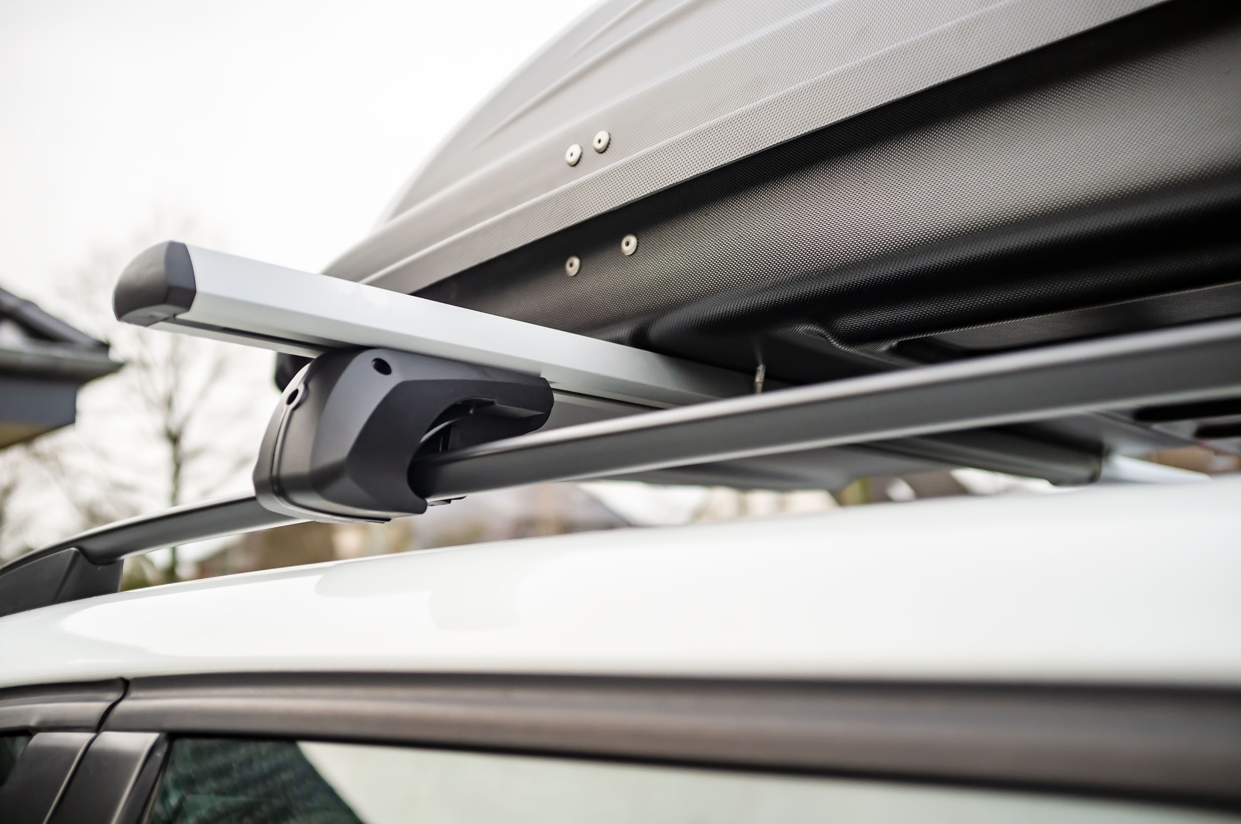 Comment accrocher une barre de rideau au plafond d'une voiture